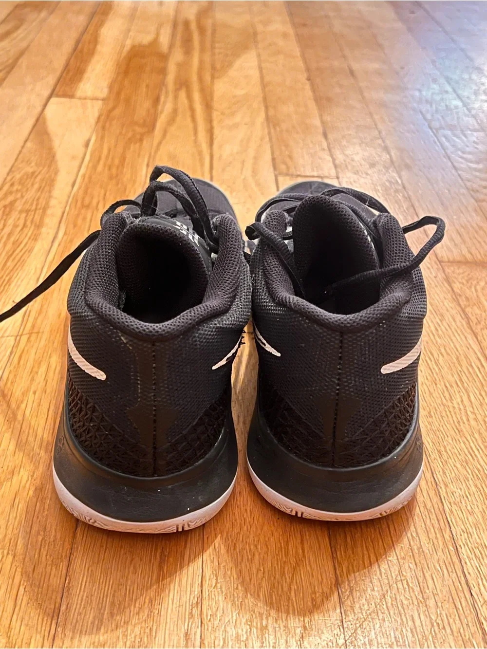 Nike Kyrie Flytrap 6 Black/White Low Top Lace-Up Mesh Basketball Sneakers